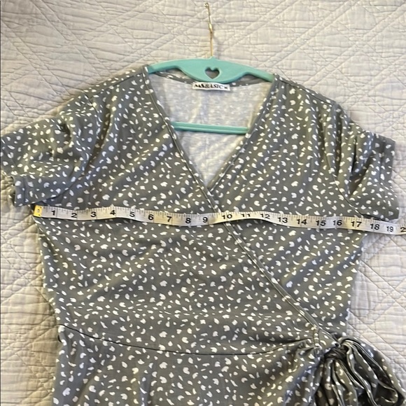 Elegant Green and White Midi Dress - Picture 9 of 11